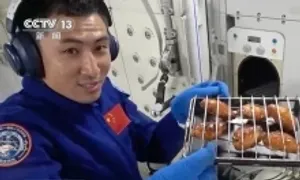 Phi hành gia Trung Quốc nướng gà giữa trạm không gian